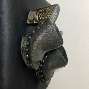 KORK EASE black clog platforms